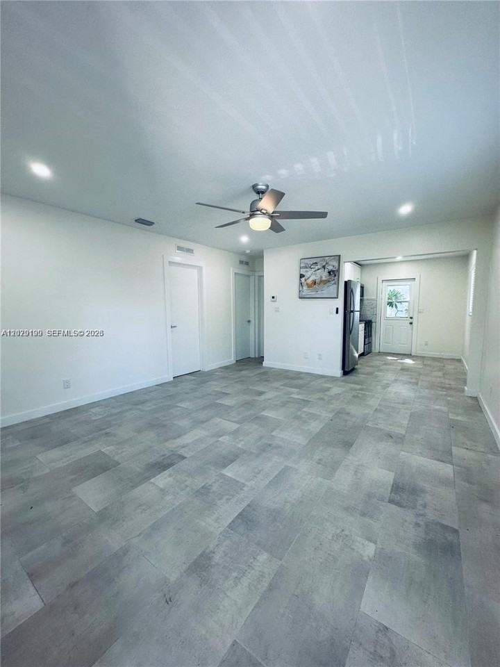 213 Sw 1st Ct #215 - Photo 3 of 17