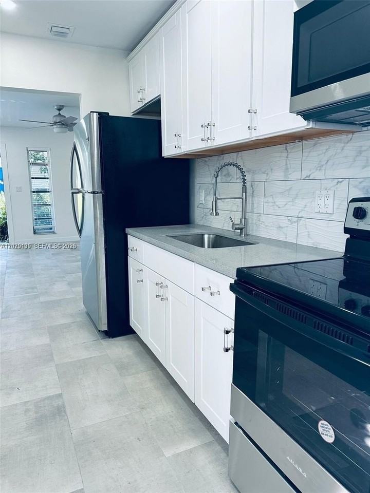 213 Sw 1st Ct #215 - Photo 4 of 17
