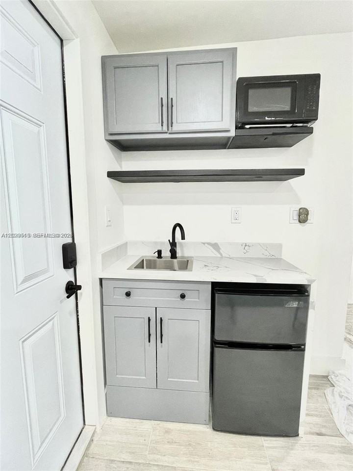 170 Ne 60th St - Photo 5 of 19