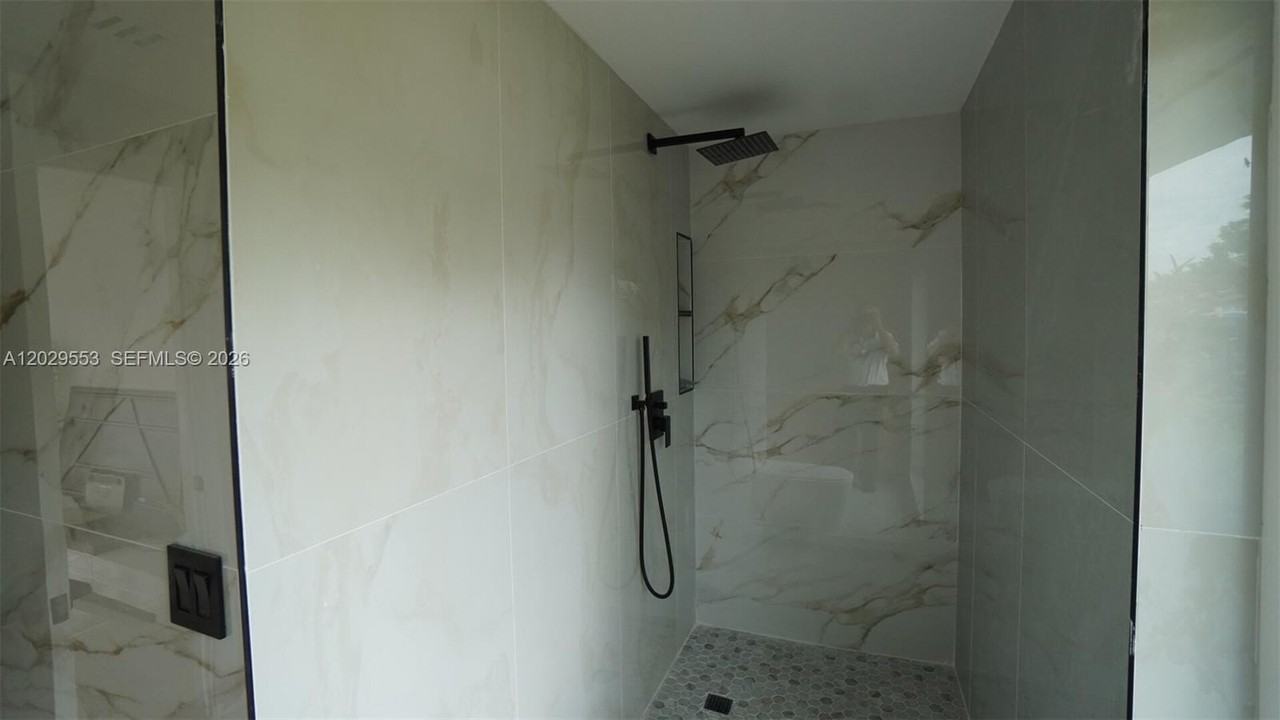 8105 Nw 74th Ter - Photo 4 of 7