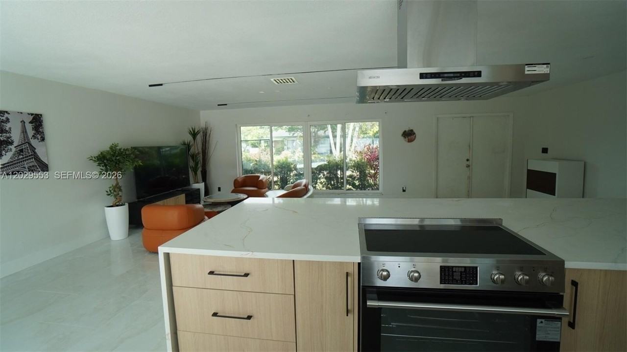 8105 Nw 74th Ter - Photo 7 of 7