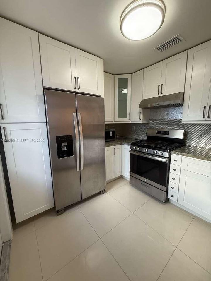 824 Sw 12th Pl #0 - Photo 3 of 14