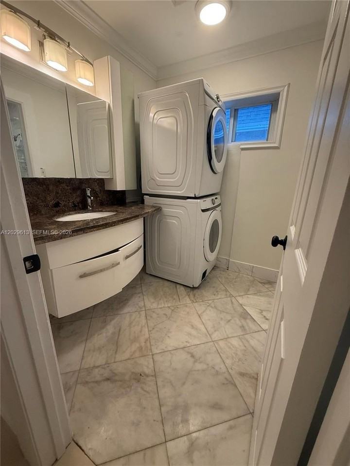 824 Sw 12th Pl #0 - Photo 6 of 14