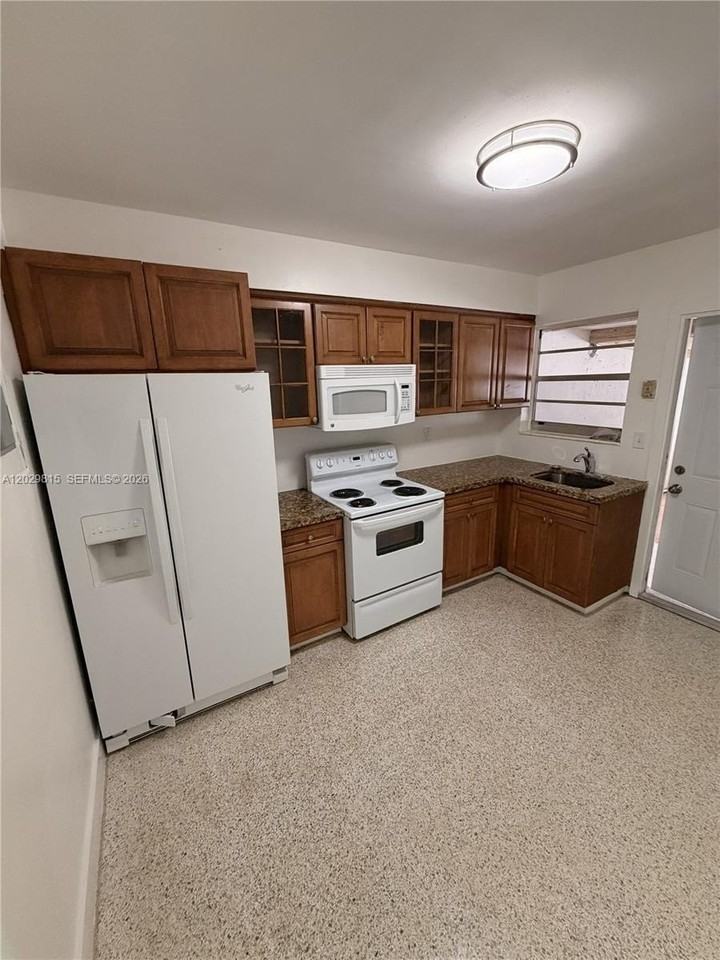 6875 Sw 25th Ter #6877 - Photo 4 of 11