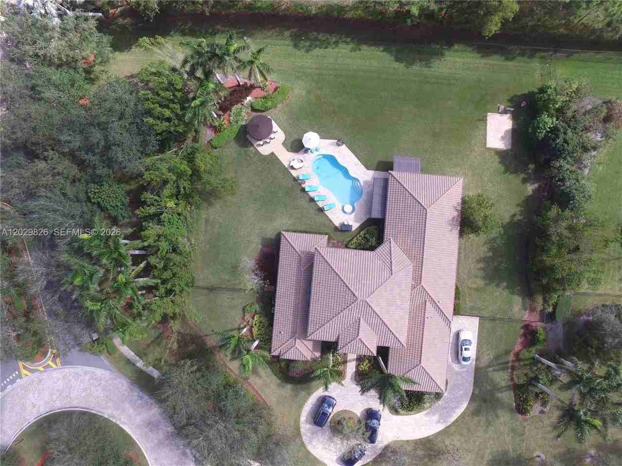 2750 Jockey Cir E - Photo 2 of 50
