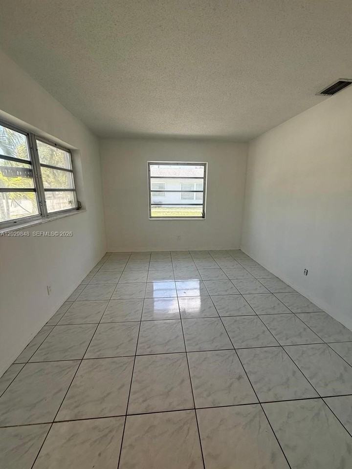 4132 Sw 24th St #1A - Photo 4 of 5