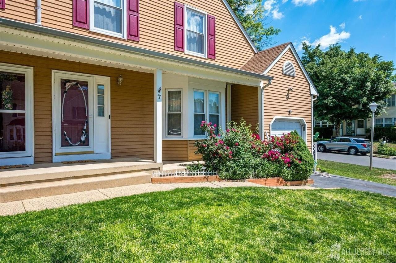 7 Buttonwood Dr - Photo 3 of 33