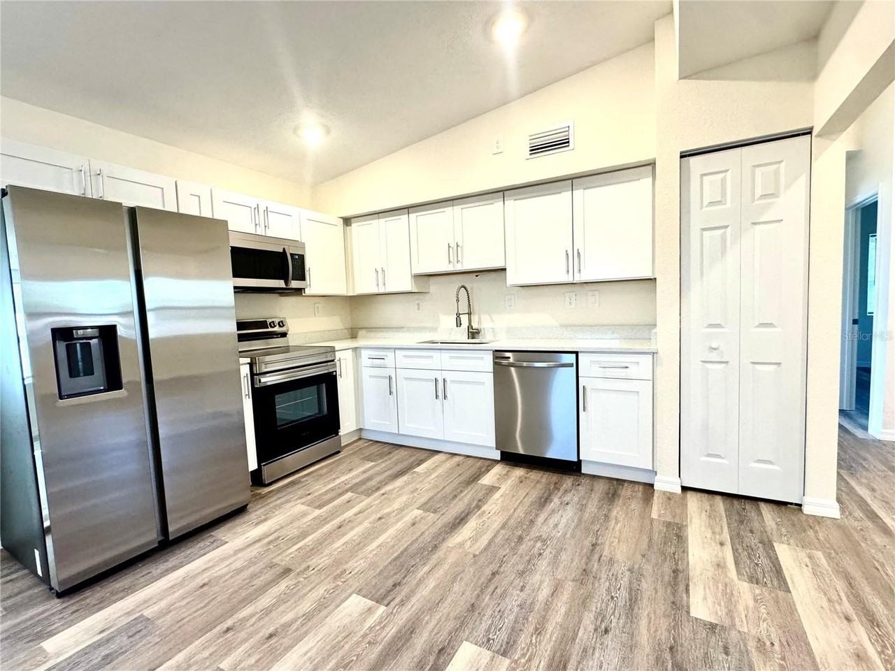 9805 N Myrtle St - Photo 2 of 9