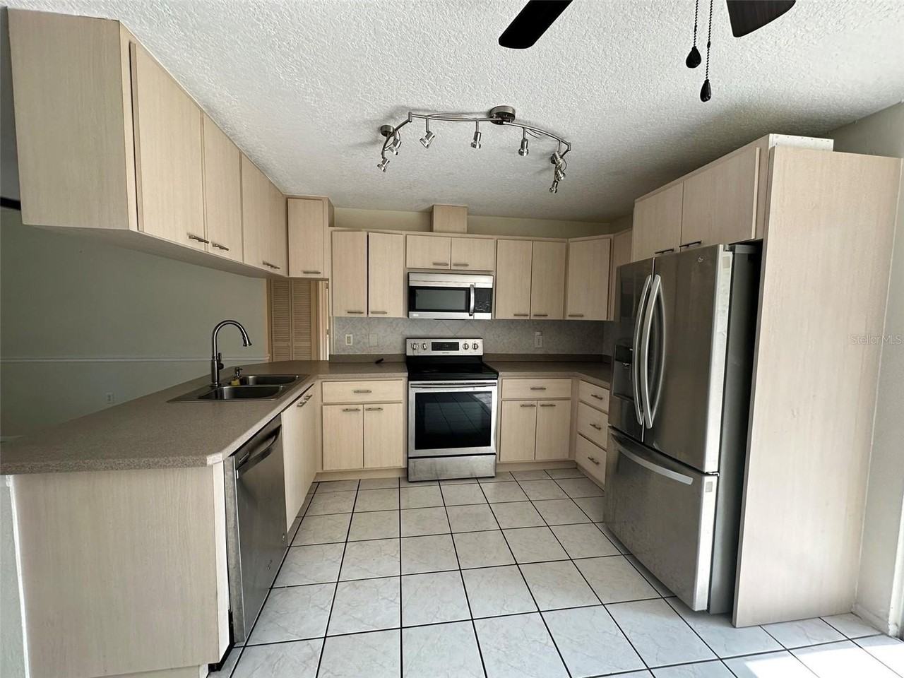 390 Kenova St - Photo 3 of 17