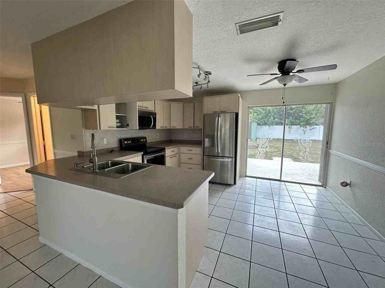 390 Kenova St - Photo 4 of 17