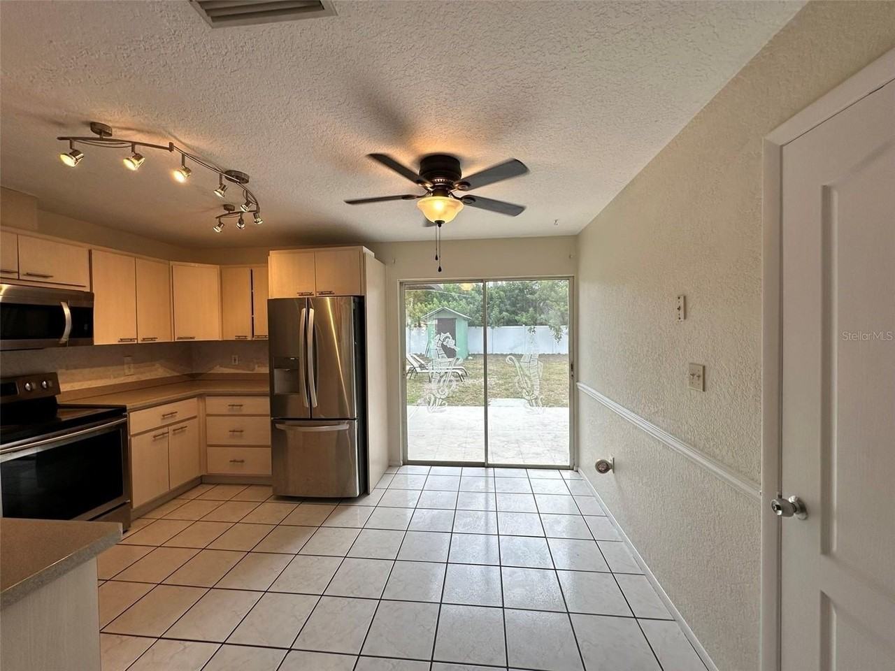 390 Kenova St - Photo 5 of 17