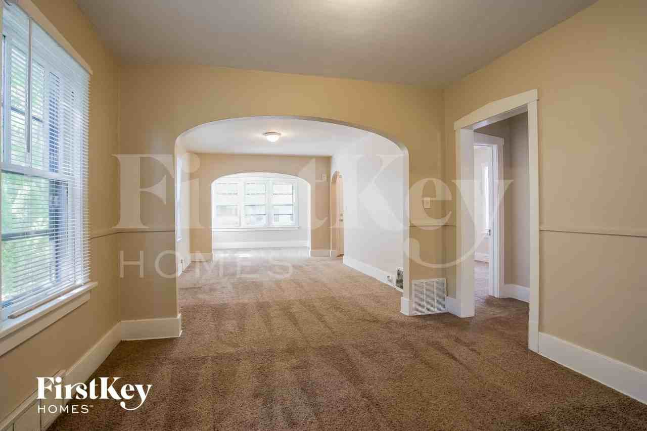 1217 Hickory St - Photo 4 of 15