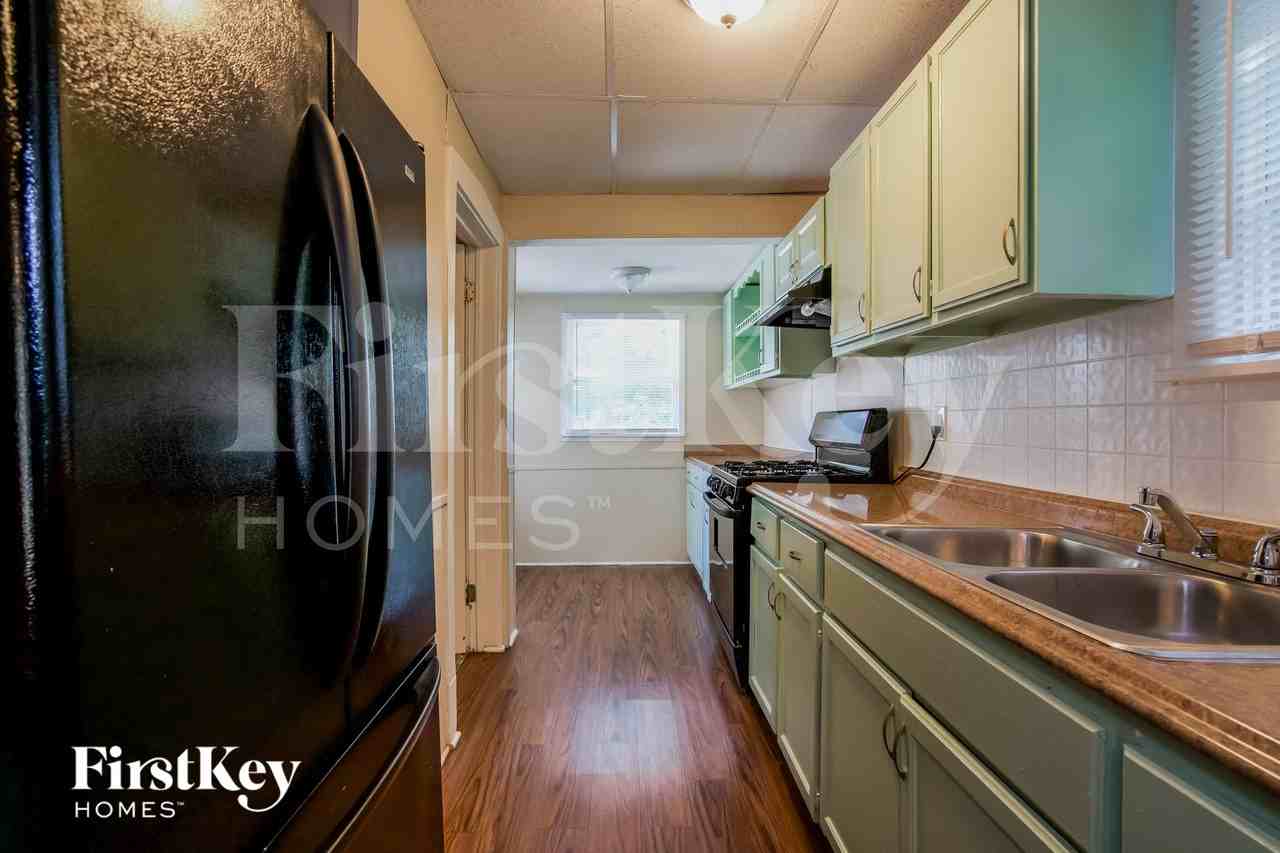 1217 Hickory St - Photo 5 of 15