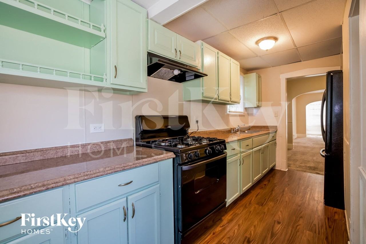 1217 Hickory St - Photo 6 of 15
