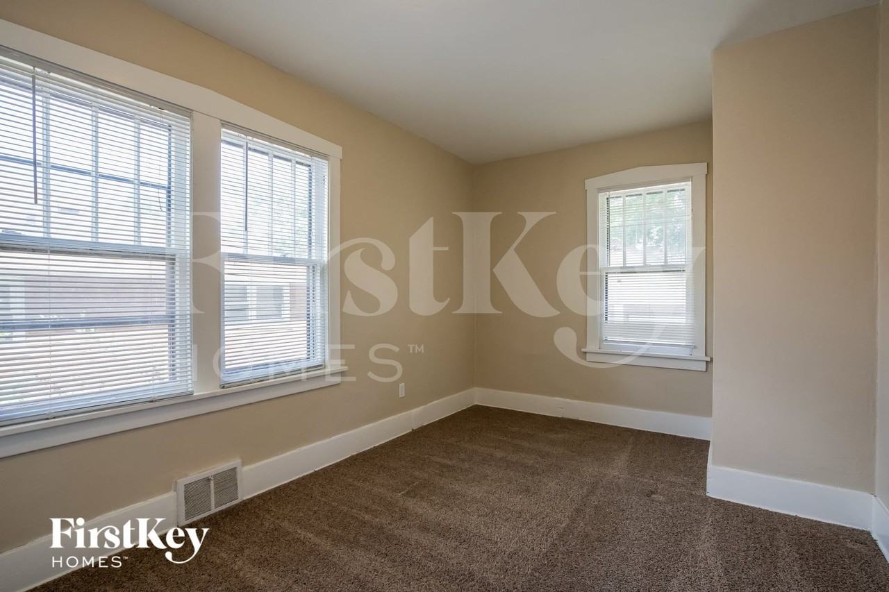 1217 Hickory St - Photo 7 of 15