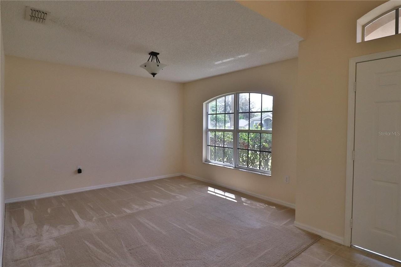 1386 Fallwood Dr - Photo 3 of 10