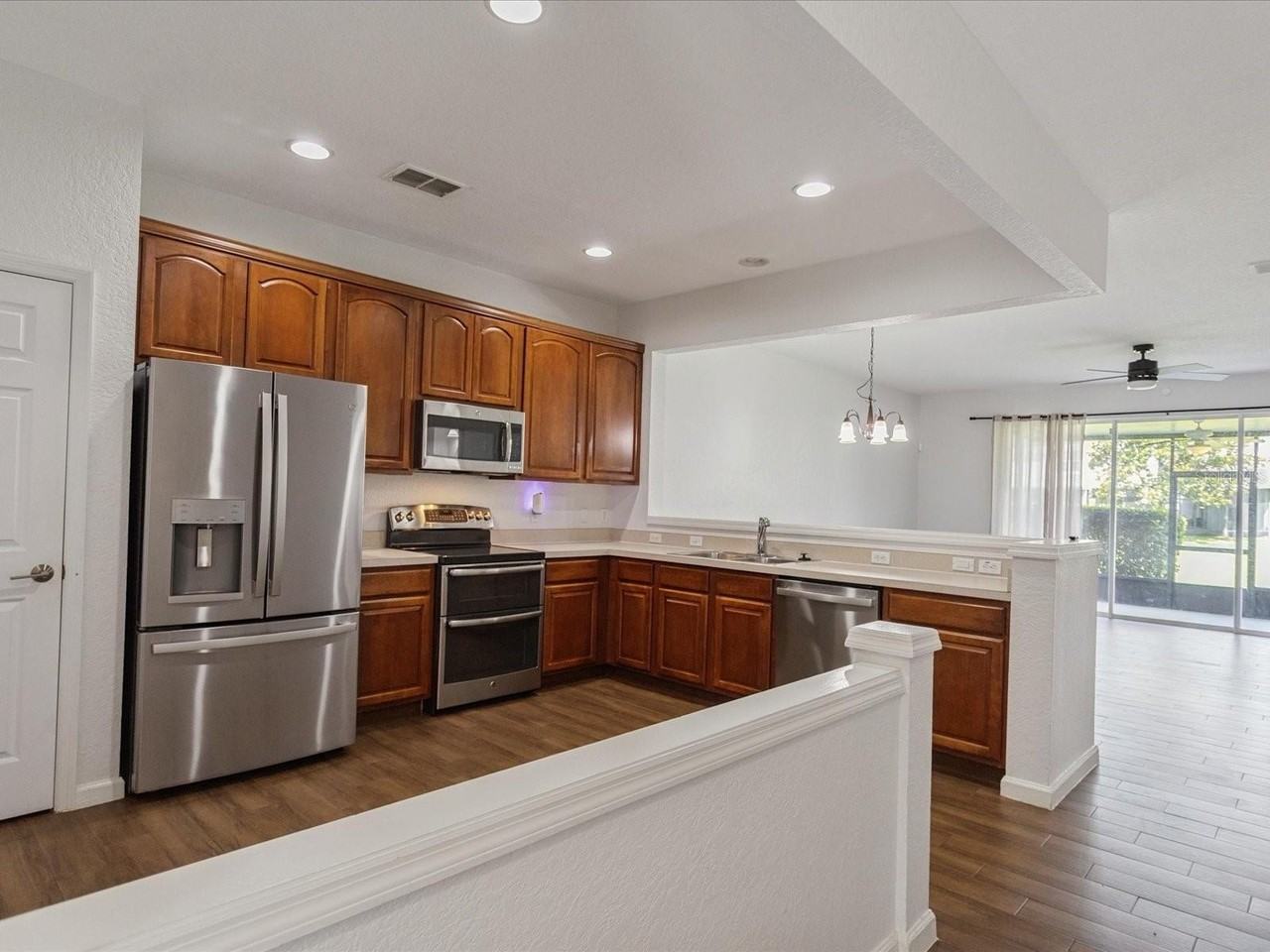 1055 Rock Harbor Ave - Photo 4 of 34