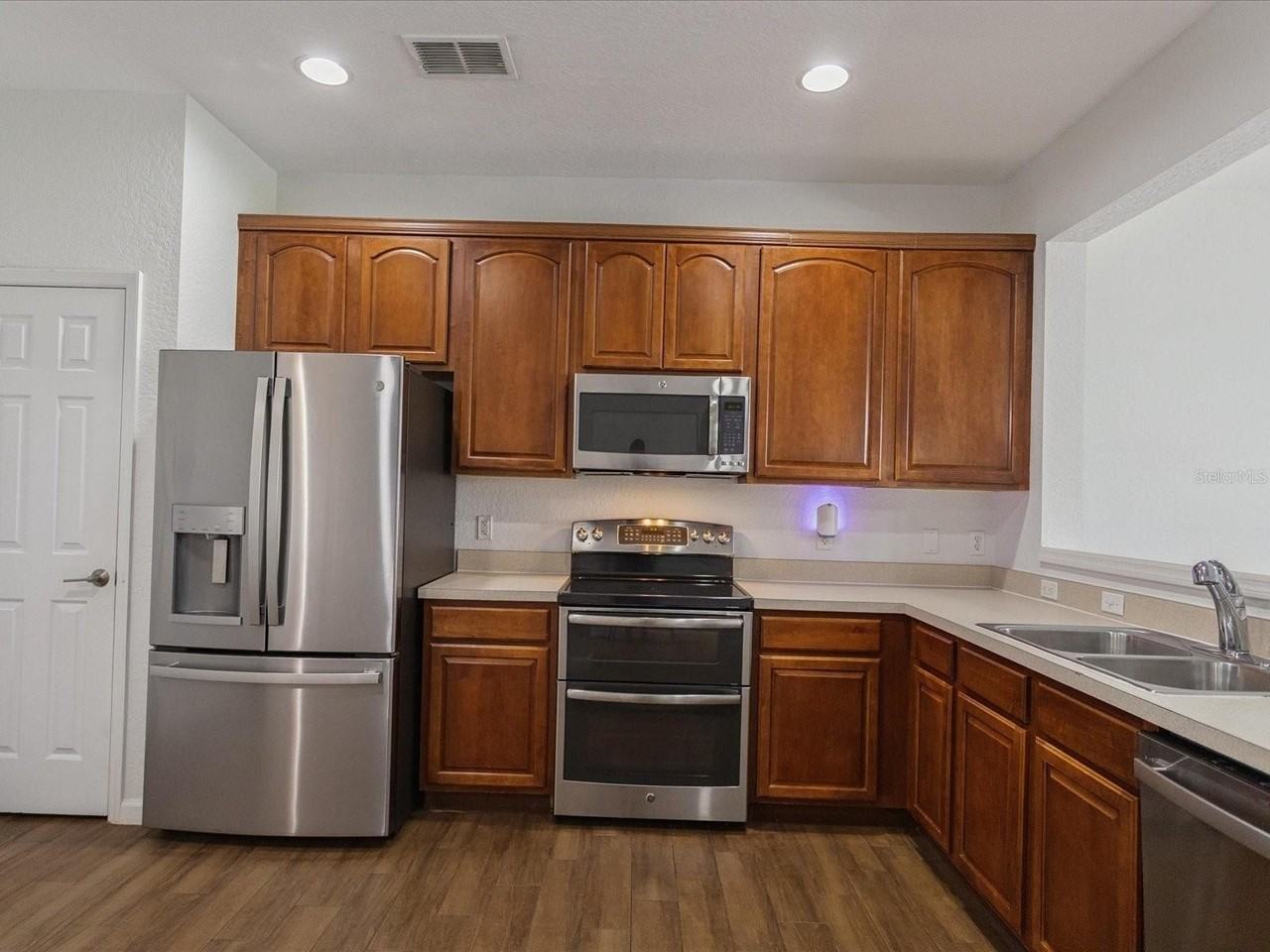 1055 Rock Harbor Ave - Photo 5 of 34