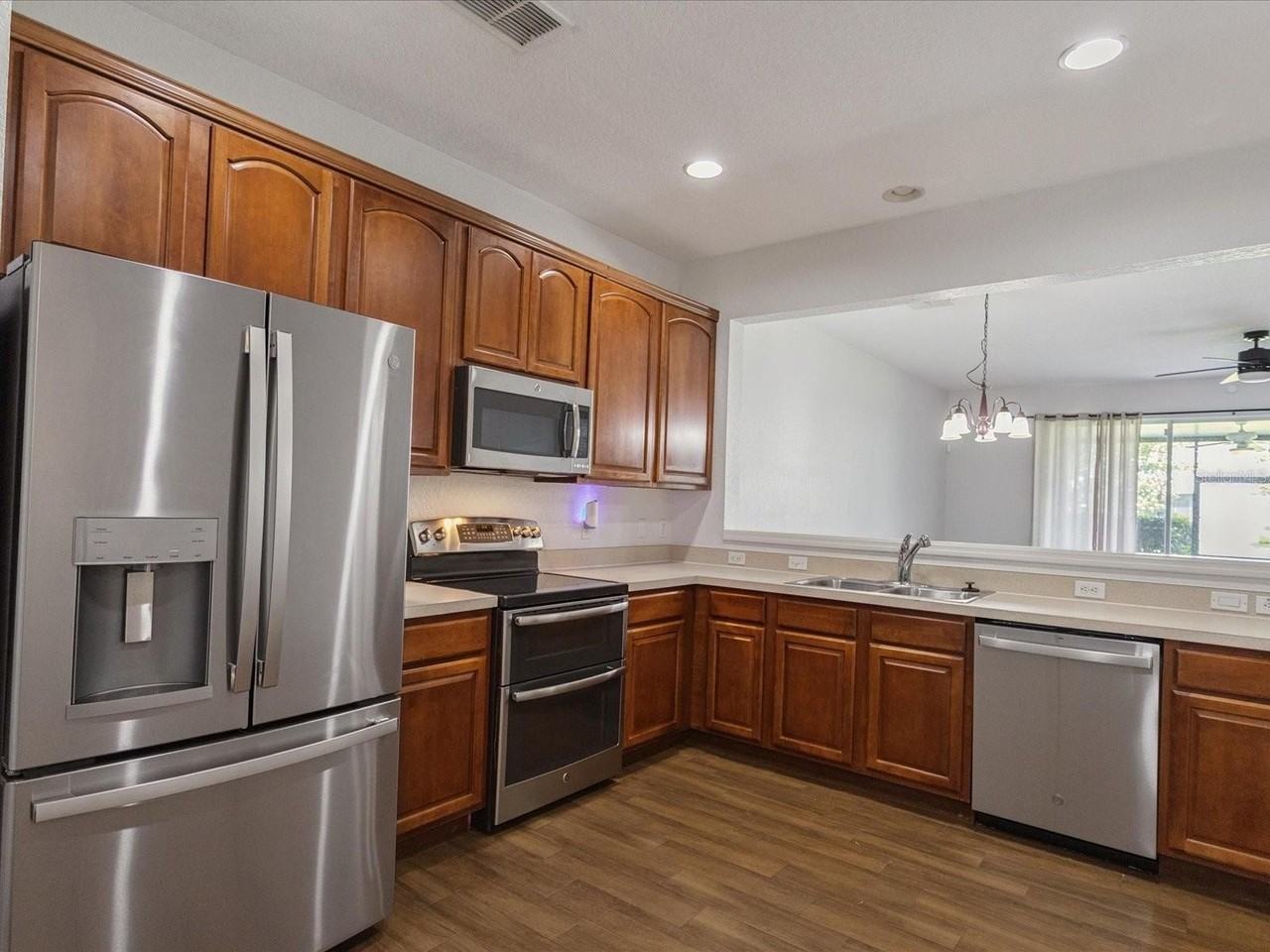 1055 Rock Harbor Ave - Photo 6 of 34