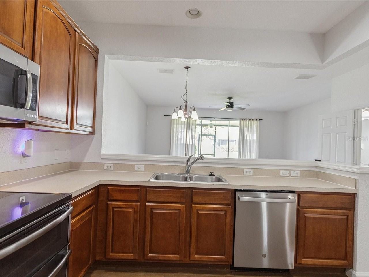 1055 Rock Harbor Ave - Photo 7 of 34