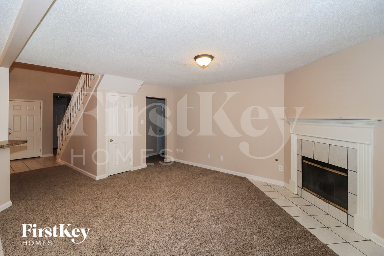 1049 Nolan Ln - Photo 4 of 15