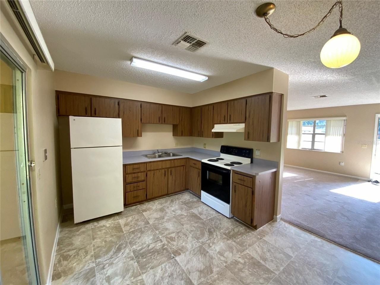 20004 Suncrest Dr - Photo 4 of 10