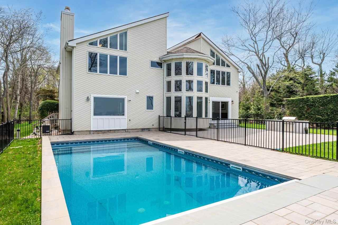 16125 Soundview Ave - Photo 3 of 26