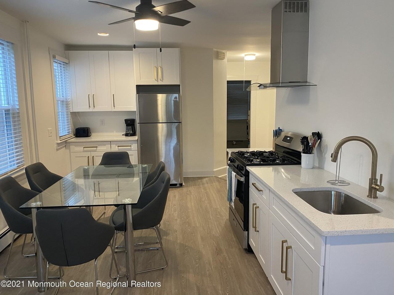 907 Bergh St - Photo 4 of 11