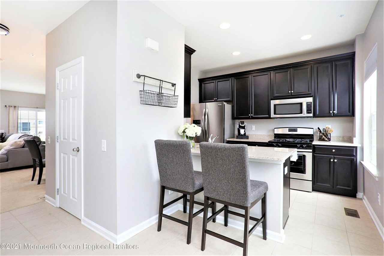 137 Beacon Ln #605 - Photo 3 of 22