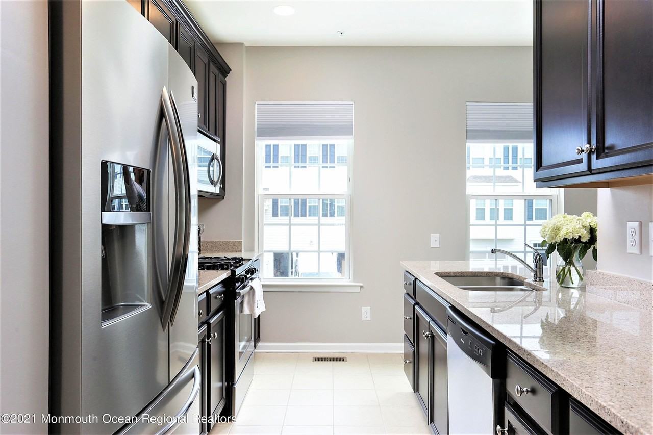137 Beacon Ln #605 - Photo 4 of 22
