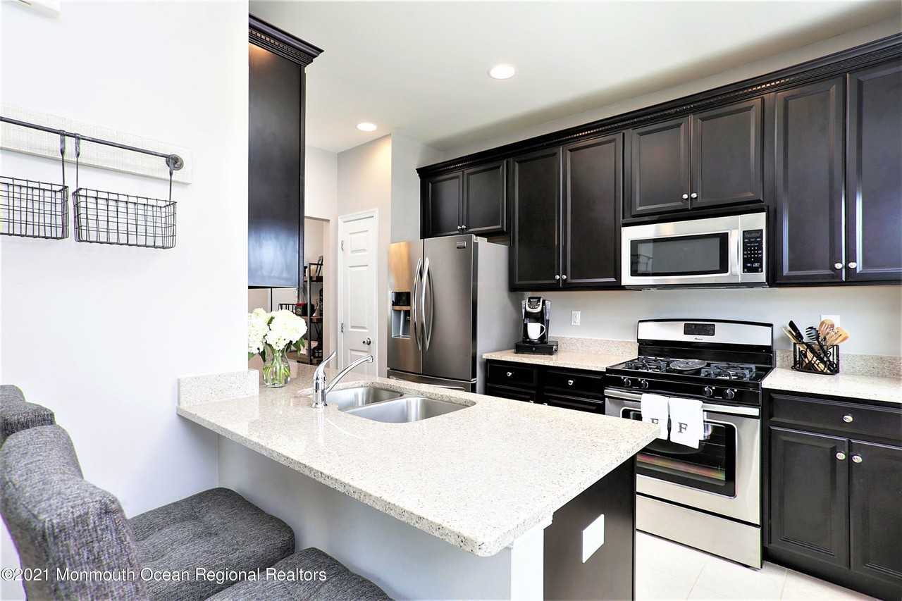 137 Beacon Ln #605 - Photo 5 of 22
