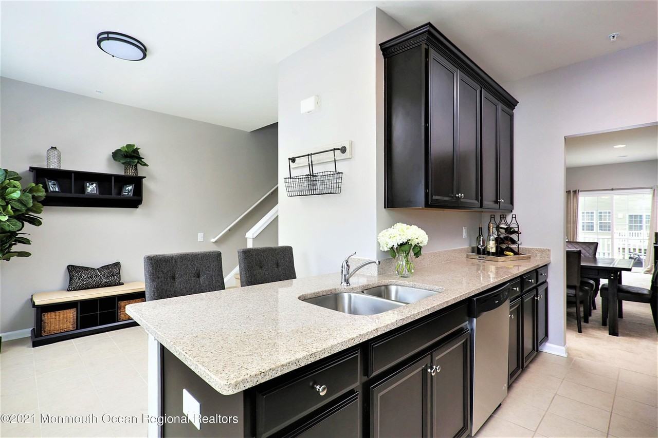 137 Beacon Ln #605 - Photo 6 of 22