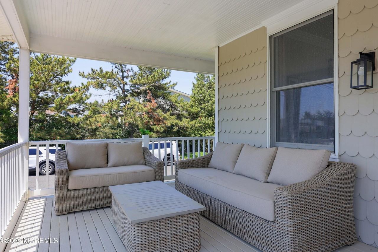 69 Seaview Ave - Photo 5 of 35