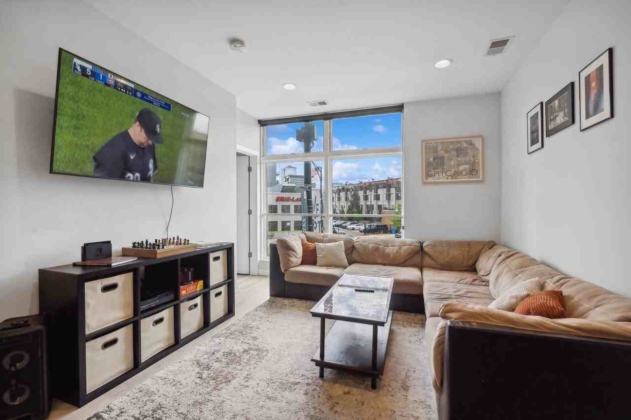 713 N Milwaukee Ave #202 - Photo 3 of 12