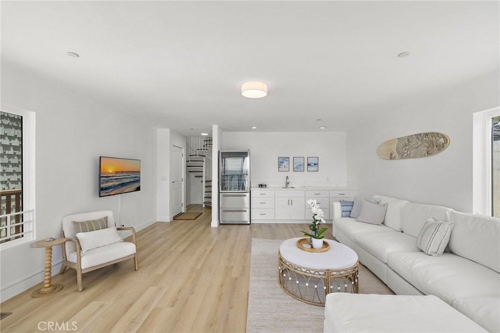 1045 Gaviota Dr #B - Photo 5 of 48