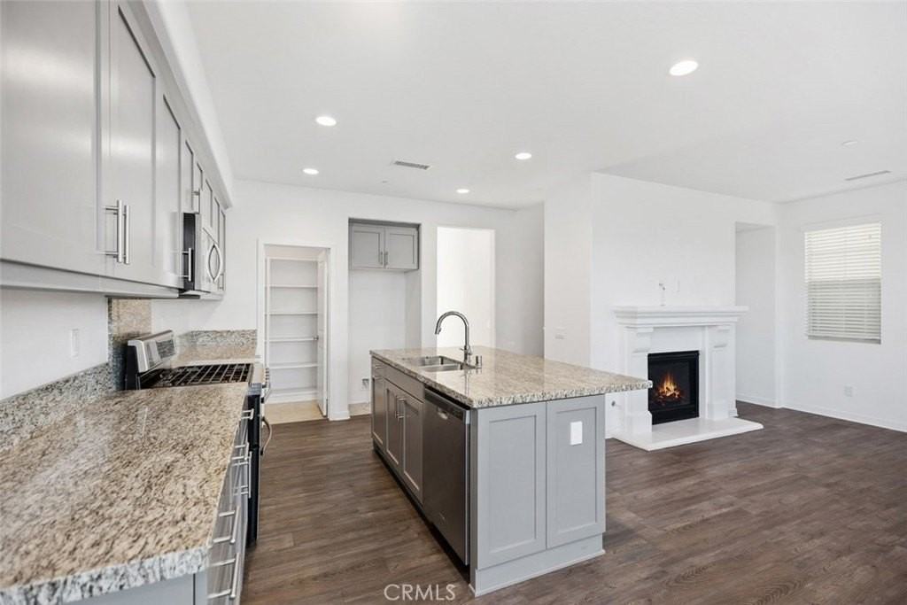 68 Fosco St - Photo 4 of 30