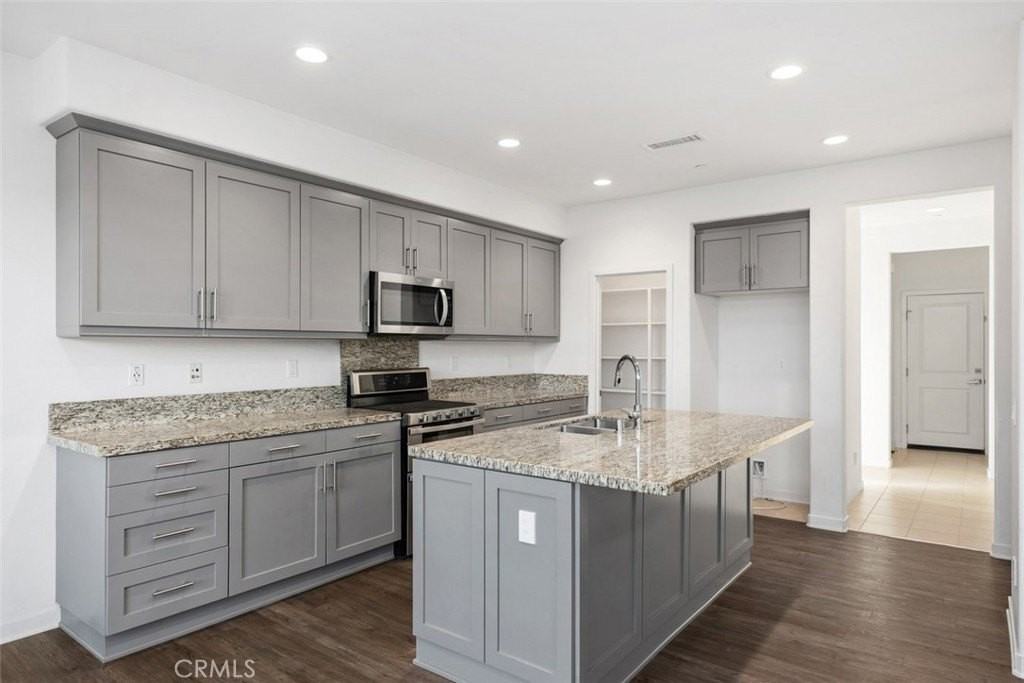 68 Fosco St - Photo 5 of 30