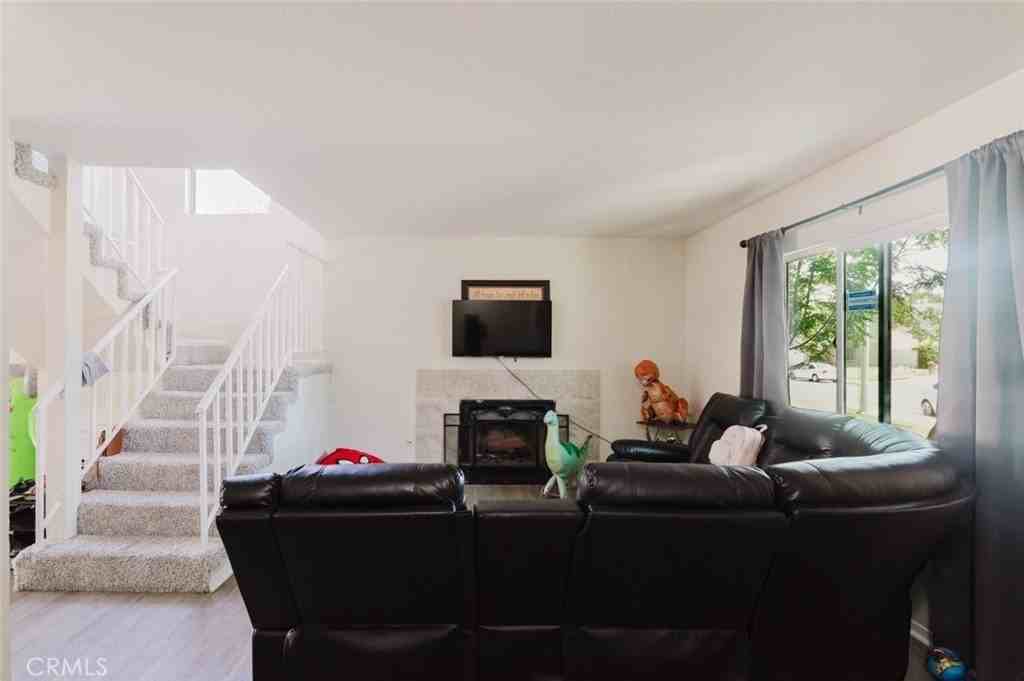 45041 Colleen Dr - Photo 4 of 28