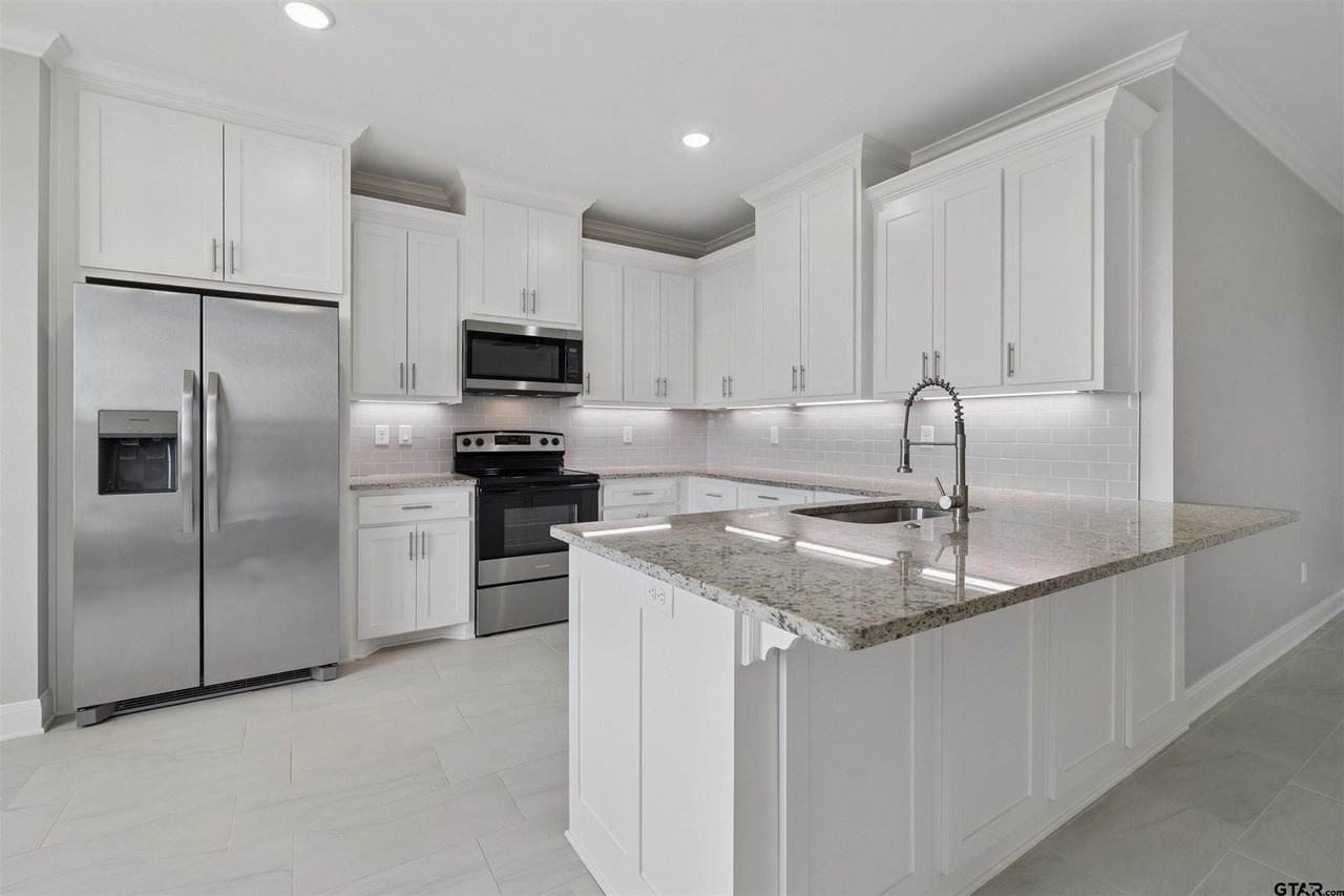 629 3rd St - Photo 4 of 18