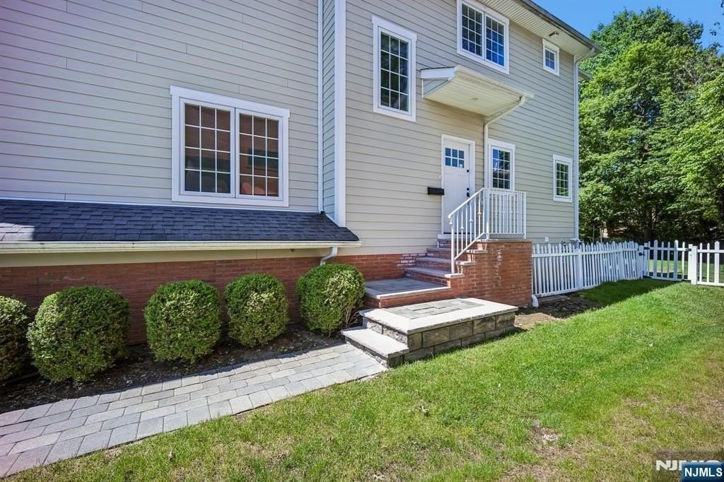 39 Grove St #B - Photo 2 of 24