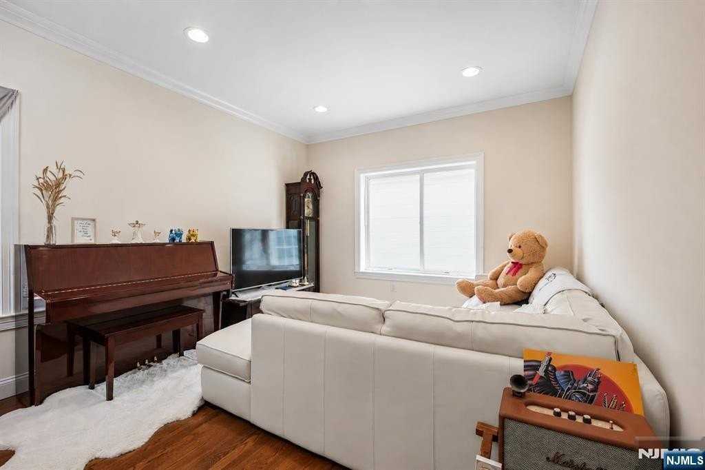 39 Grove St #B - Photo 3 of 24