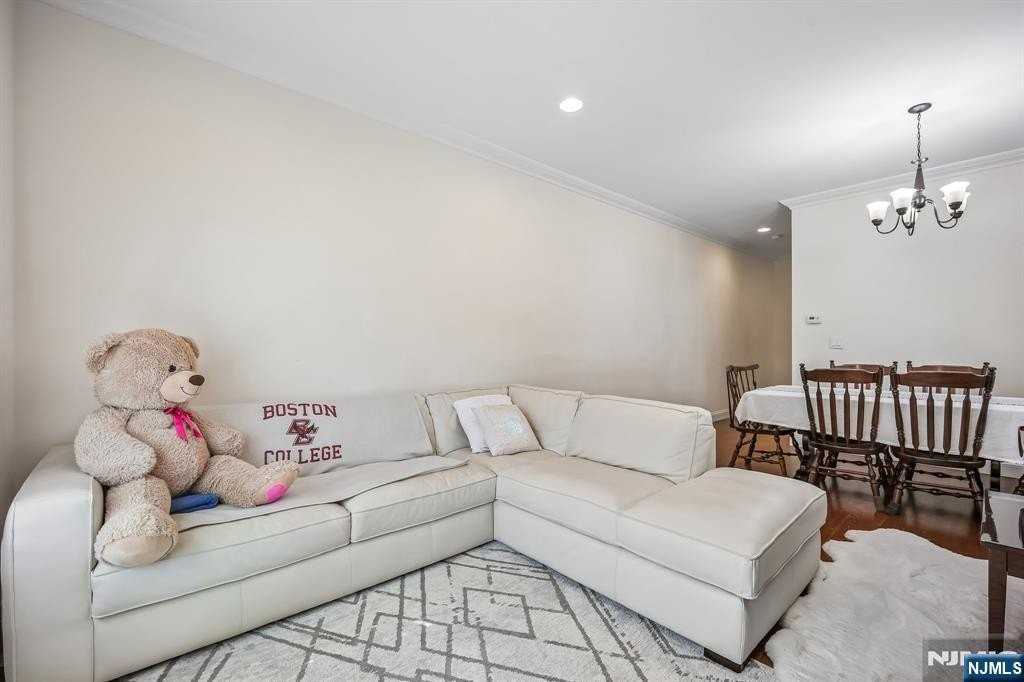 39 Grove St #B - Photo 4 of 24