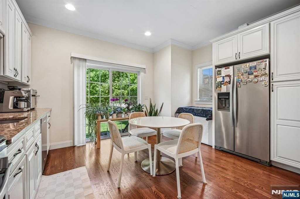 39 Grove St #B - Photo 7 of 24