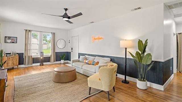210 S Oak St - Photo 7 of 20