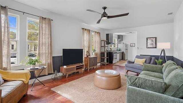 212 S Oak St - Photo 3 of 20