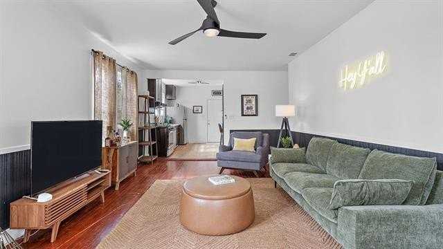 212 S Oak St - Photo 4 of 20