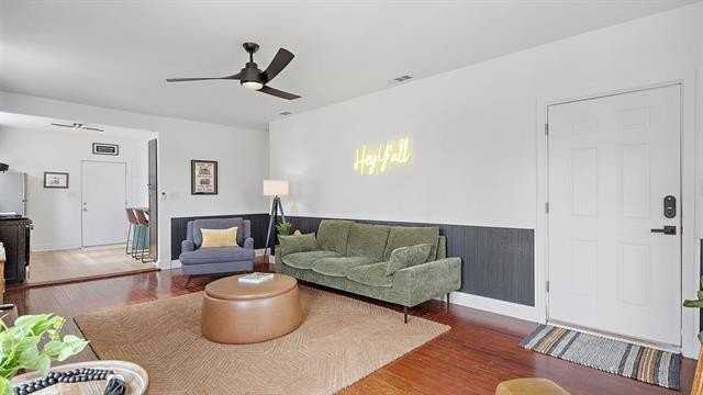 212 S Oak St - Photo 5 of 20
