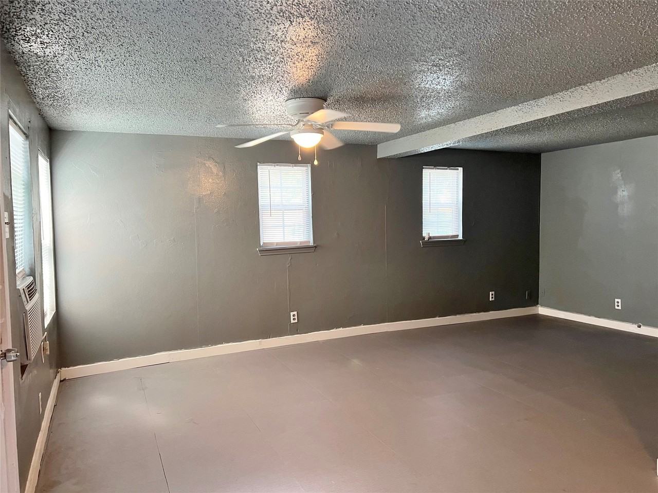 305 S Preston St #B - Photo 3 of 10