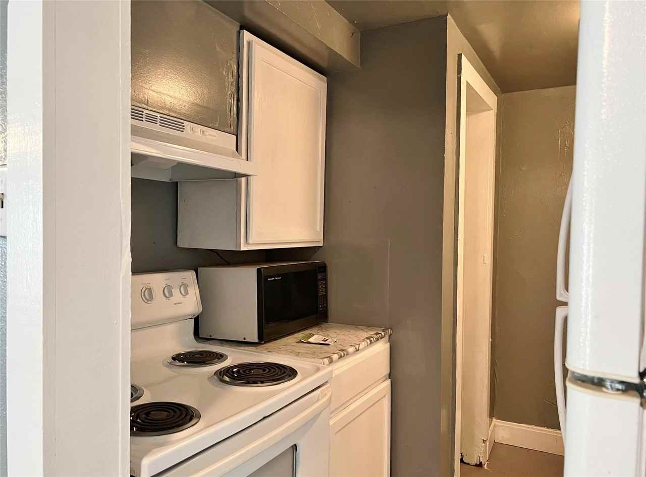 305 S Preston St #B - Photo 6 of 10