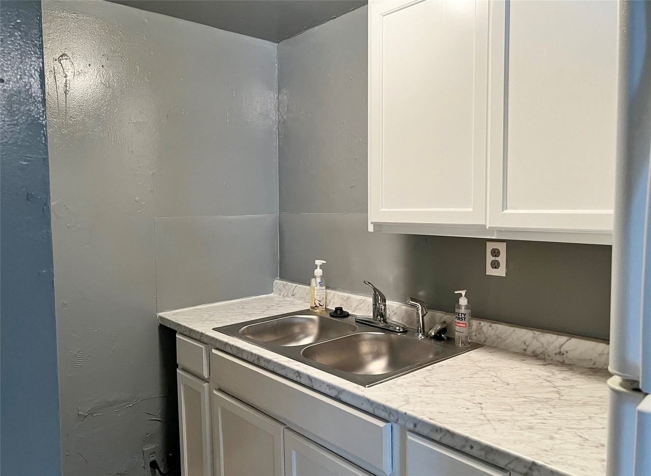 305 S Preston St #B - Photo 7 of 10